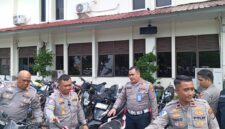 Kasat Lantas Polresta Barelang Kompol Afiditya Arief Wibowo saat menujukan barang bukti motor tak sesuai standar dalam jumpa pers, Senin (20/7/2026). Foto:Rega/matapedia