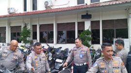 Kasat Lantas Polresta Barelang Kompol Afiditya Arief Wibowo saat menujukan barang bukti motor tak sesuai standar dalam jumpa pers, Senin (20/7/2026). Foto:Rega/matapedia