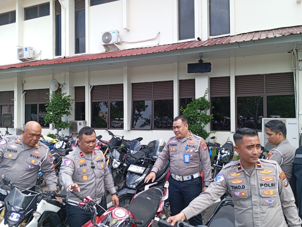 Kasat Lantas Polresta Barelang Kompol Afiditya Arief Wibowo saat menujukan barang bukti motor tak sesuai standar dalam jumpa pers, Senin (20/7/2026). Foto:Rega/matapedia