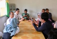 Wali Kota Batam Amsakar Achmad dan Kadis Kominfo Batam Rudi saat diwawancara wartawan, Kamis (30/7/2026). Foto:Diskominfo Batam