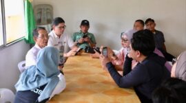 Wali Kota Batam Amsakar Achmad dan Kadis Kominfo Batam Rudi saat diwawancara wartawan, Kamis (30/7/2026). Foto:Diskominfo Batam