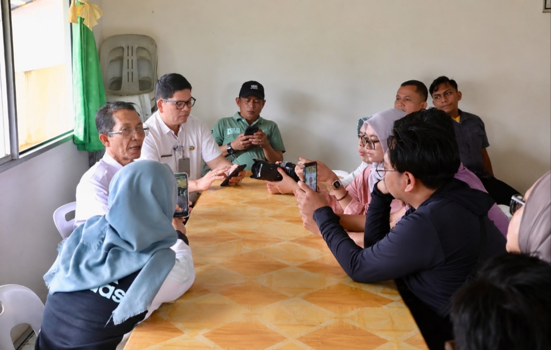 Wali Kota Batam Amsakar Achmad dan Kadis Kominfo Batam Rudi saat diwawancara wartawan, Kamis (30/7/2026). Foto:Diskominfo Batam