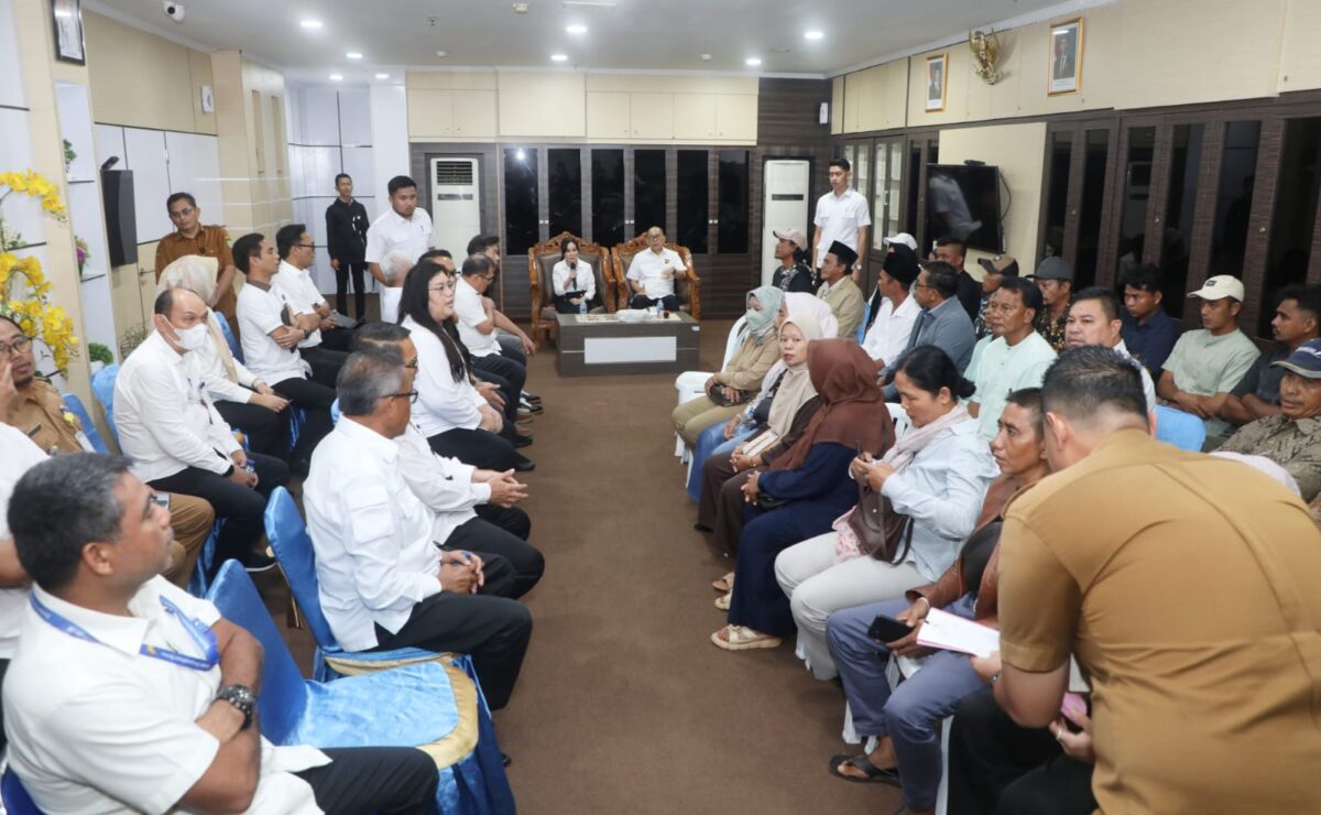 Wakil Kepala BP Batam Li Claudia saat menerima audensi warga Rempang di Pemko Batam, Selasa (21/7/2026). Foto: Istimewa