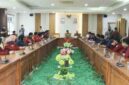 Mahasiswa Unrika saat bertemu dengan Ketua DPRD Kota Batam Muhammad Kamaludin, Kamis (16/7/2027). Foto: istimewa