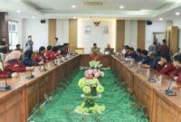 Mahasiswa Unrika saat bertemu dengan Ketua DPRD Kota Batam Muhammad Kamaludin, Kamis (16/7/2027). Foto: istimewa