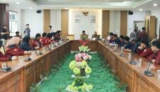 Mahasiswa Unrika saat bertemu dengan Ketua DPRD Kota Batam Muhammad Kamaludin, Kamis (16/7/2027). Foto: istimewa