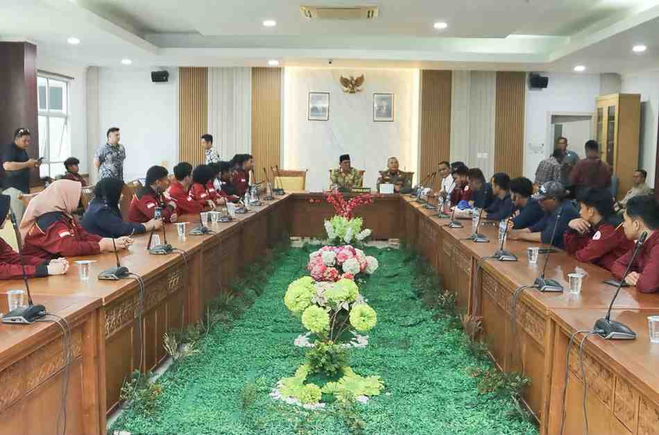 Mahasiswa Unrika saat bertemu dengan Ketua DPRD Kota Batam Muhammad Kamaludin, Kamis (16/7/2027). Foto: istimewa