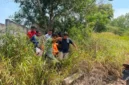 Evakuasi korban yang diduga tewas gantung diri. Foto:Istimewa
