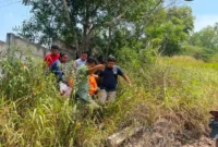 Evakuasi korban yang diduga tewas gantung diri. Foto:Istimewa