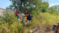 Evakuasi korban yang diduga tewas gantung diri. Foto:Istimewa