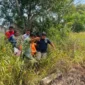 Evakuasi korban yang diduga tewas gantung diri. Foto:Istimewa
