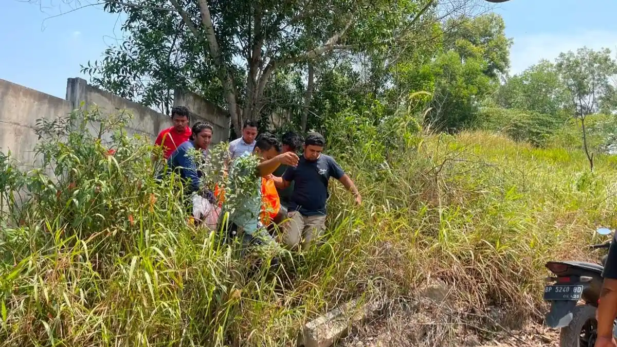 Evakuasi korban yang diduga tewas gantung diri. Foto:Istimewa