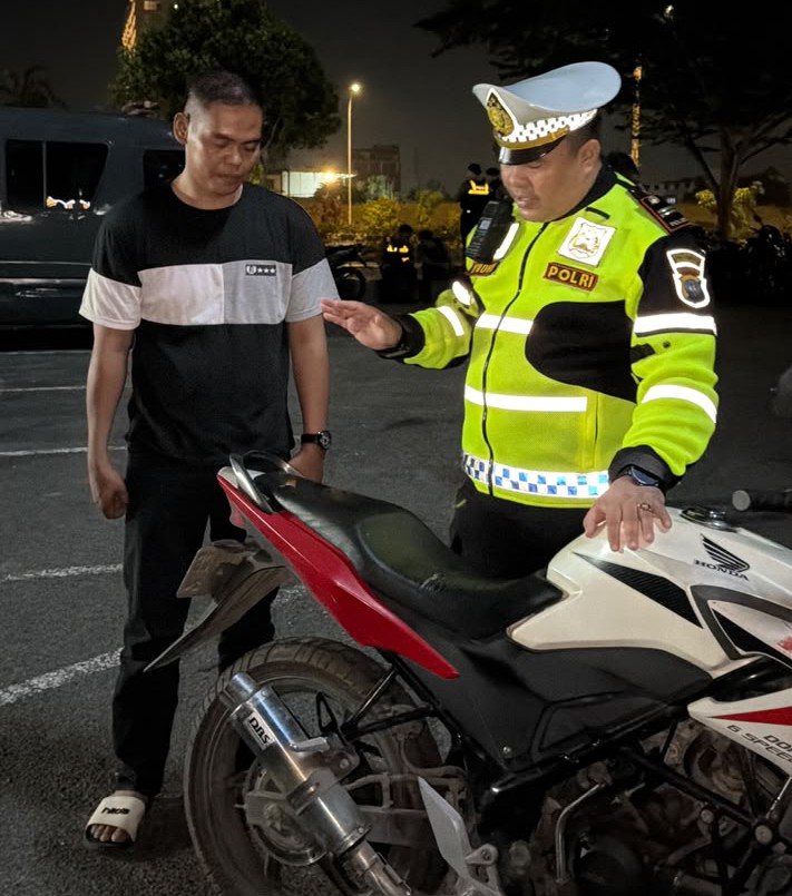 Petugas Satlantas Polresta Barelang sita motor knalpot brong. Foto:Istimewa