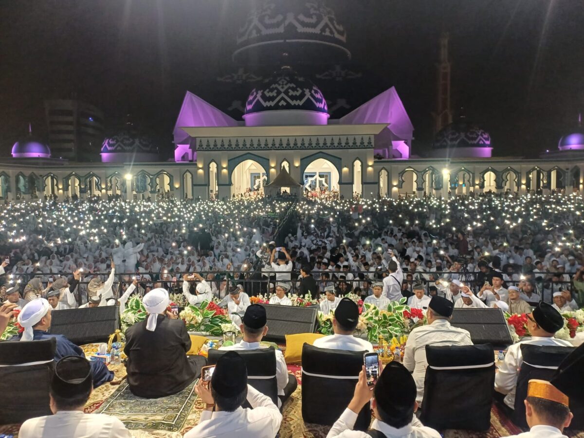 Ribuan jamaah sholawat di Masjid Agung Raja Hamidah, malam Cinta Rosul, Minggu (2/8/2026). Foto:Amir/matapedia