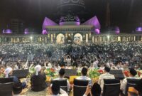 Ribuan jamaah sholawat di Masjid Agung Raja Hamidah, malam Cinta Rosul, Minggu (2/8/2026). Foto:Amir/matapedia