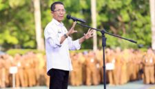 Wali Kota Batam Amsakar Achmad saat pimpin apel pagi pada Senin (3/8/2026). Foto:Diskominfo Batam