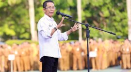 Wali Kota Batam Amsakar Achmad saat pimpin apel pagi pada Senin (3/8/2026). Foto:Diskominfo Batam