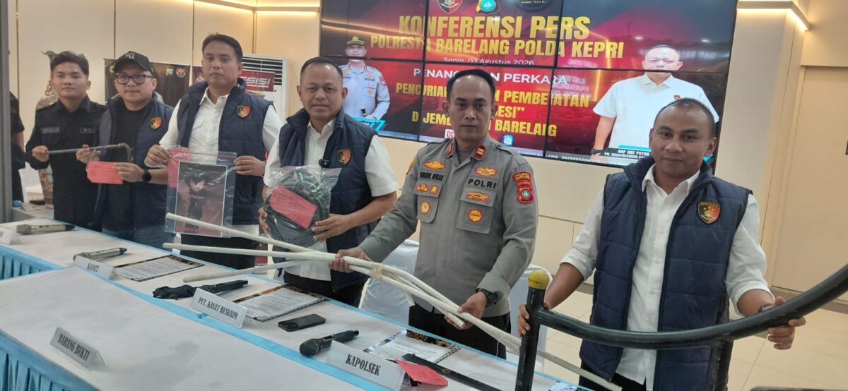 Polisi menunjukkan barang bukti rayap besi di Jembatan I Barelang Batam dalam jumpa pers di Polresta Barelang, Senin (3/8/2026). Foto:Luci/matapedia