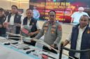Polisi menunjukkan barang bukti rayap besi di Jembatan I Barelang Batam dalam jumpa pers di Polresta Barelang, Senin (3/8/2026). Foto:Luci/matapedia