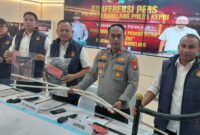 Polisi menunjukkan barang bukti rayap besi di Jembatan I Barelang Batam dalam jumpa pers di Polresta Barelang, Senin (3/8/2026). Foto:Luci/matapedia