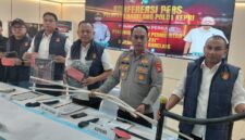 Polisi menunjukkan barang bukti rayap besi di Jembatan I Barelang Batam dalam jumpa pers di Polresta Barelang, Senin (3/8/2026). Foto:Luci/matapedia