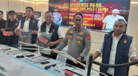 Polisi menunjukkan barang bukti rayap besi di Jembatan I Barelang Batam dalam jumpa pers di Polresta Barelang, Senin (3/8/2026). Foto:Luci/matapedia