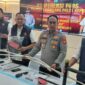 Polisi menunjukkan barang bukti rayap besi di Jembatan I Barelang Batam dalam jumpa pers di Polresta Barelang, Senin (3/8/2026). Foto:Luci/matapedia