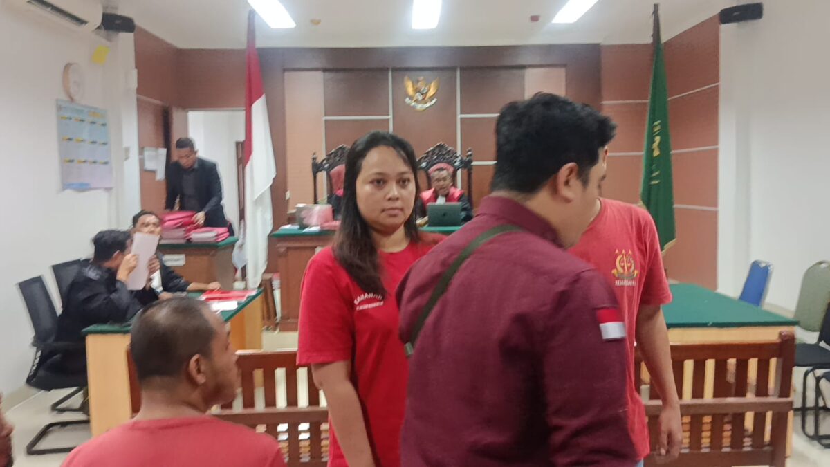 Terdakwa keluar persidangan usai pembacaan tuntutan pada Selasa (4/8/2026). Foto:Istimewa