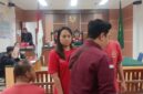 Terdakwa keluar persidangan usai pembacaan tuntutan pada Selasa (4/8/2026). Foto:Istimewa