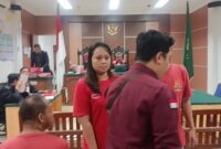 Terdakwa keluar persidangan usai pembacaan tuntutan pada Selasa (4/8/2026). Foto:Istimewa
