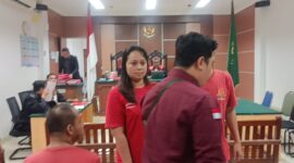 Terdakwa keluar persidangan usai pembacaan tuntutan pada Selasa (4/8/2026). Foto:Istimewa
