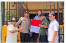 Kapolsek Lubuk Baja Kompol Deni Langie memimpin pembagian bendera di Perumahan Baloi Indah Anggrek, Winner Kencana, dan Baloi One Residence, Rabu (5/8/2026). Foto: Humas Polresta Barelang