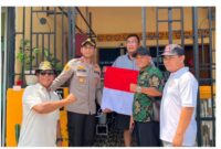 Kapolsek Lubuk Baja Kompol Deni Langie memimpin pembagian bendera di Perumahan Baloi Indah Anggrek, Winner Kencana, dan Baloi One Residence, Rabu (5/8/2026). Foto: Humas Polresta Barelang