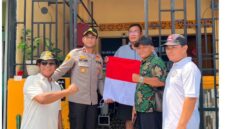 Kapolsek Lubuk Baja Kompol Deni Langie memimpin pembagian bendera di Perumahan Baloi Indah Anggrek, Winner Kencana, dan Baloi One Residence, Rabu (5/8/2026). Foto: Humas Polresta Barelang