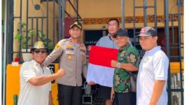Kapolsek Lubuk Baja Kompol Deni Langie memimpin pembagian bendera di Perumahan Baloi Indah Anggrek, Winner Kencana, dan Baloi One Residence, Rabu (5/8/2026). Foto: Humas Polresta Barelang