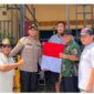 Kapolsek Lubuk Baja Kompol Deni Langie memimpin pembagian bendera di Perumahan Baloi Indah Anggrek, Winner Kencana, dan Baloi One Residence, Rabu (5/8/2026). Foto: Humas Polresta Barelang