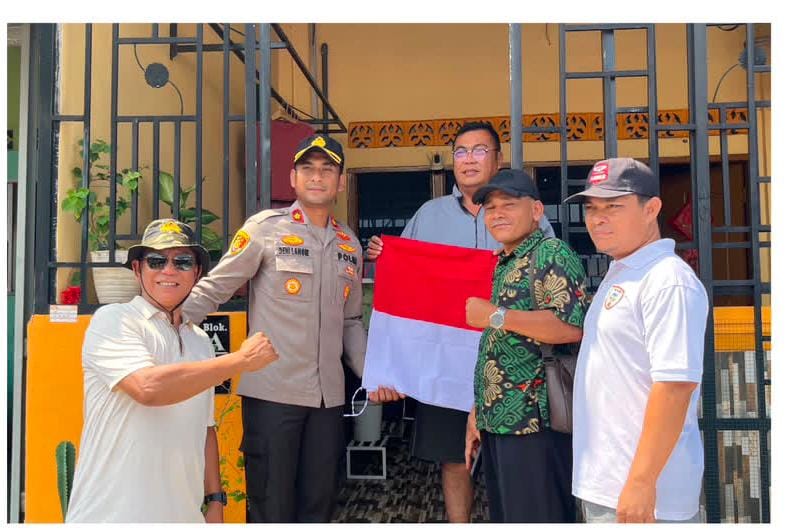 Kapolsek Lubuk Baja Kompol Deni Langie memimpin pembagian bendera di Perumahan Baloi Indah Anggrek, Winner Kencana, dan Baloi One Residence, Rabu (5/8/2026). Foto: Humas Polresta Barelang