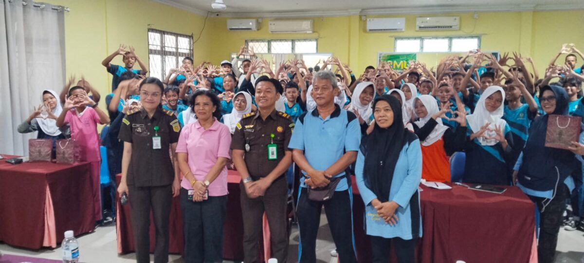 Kejari Batam bersama SMP 6 Batam, Kamis (6/8/2026). Foto:Istimewa