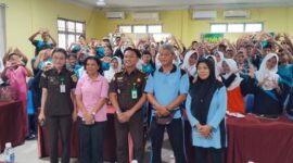 Kejari Batam bersama SMP 6 Batam, Kamis (6/8/2026). Foto:Istimewa