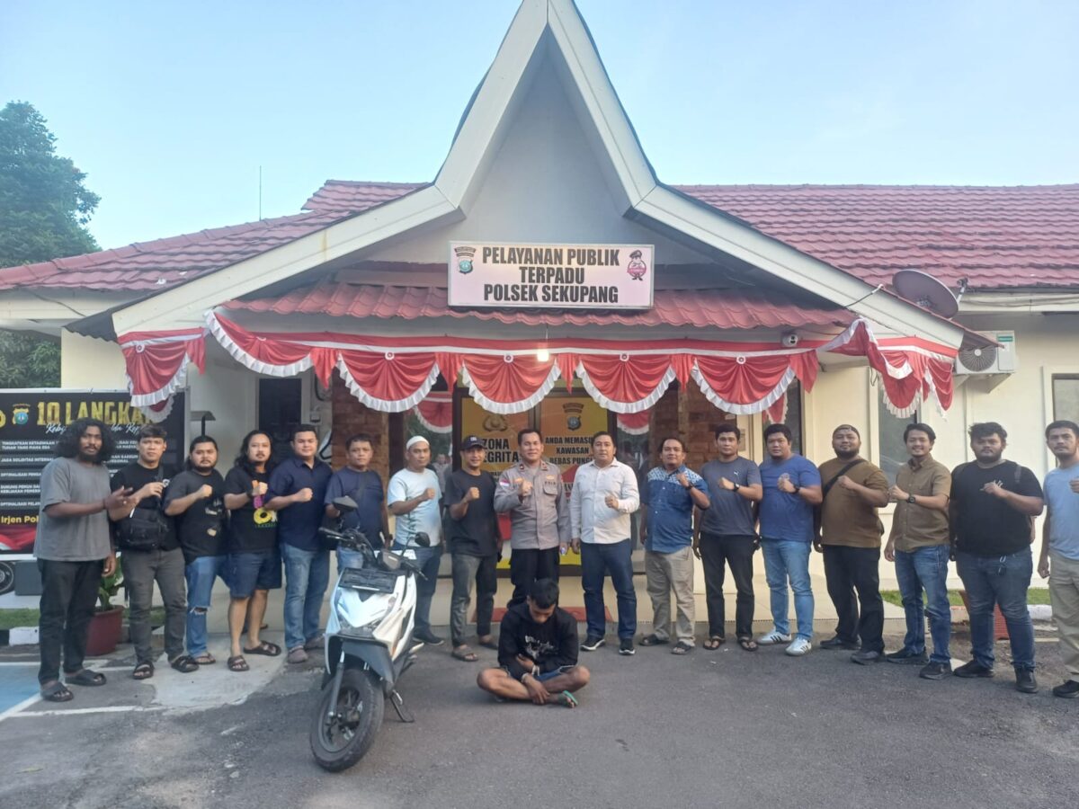 Terduga pelaku saat diamankan Polisi pada Kamis (6/8/2026). Foto:Istimewa