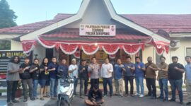 Terduga pelaku saat diamankan Polisi pada Kamis (6/8/2026). Foto:Istimewa