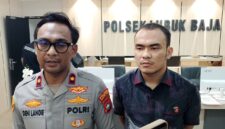 Kapolsek Lubuk Baja Kompol Deni Langie  didampingi Kanit Reskrim Polsek Lubuk Baja dalam konferensi pers di Mapolsek Lubuk Baja, Jumat (7/8/2026). Foto:Rega/matapedia