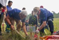 BP Batam bersama PT McDermott Indonesia menanam 400 bibit Bambu Betung di kawasan Bendungan Sei Nongsa, Jumat (7/8/2026). Foto:Istimewa