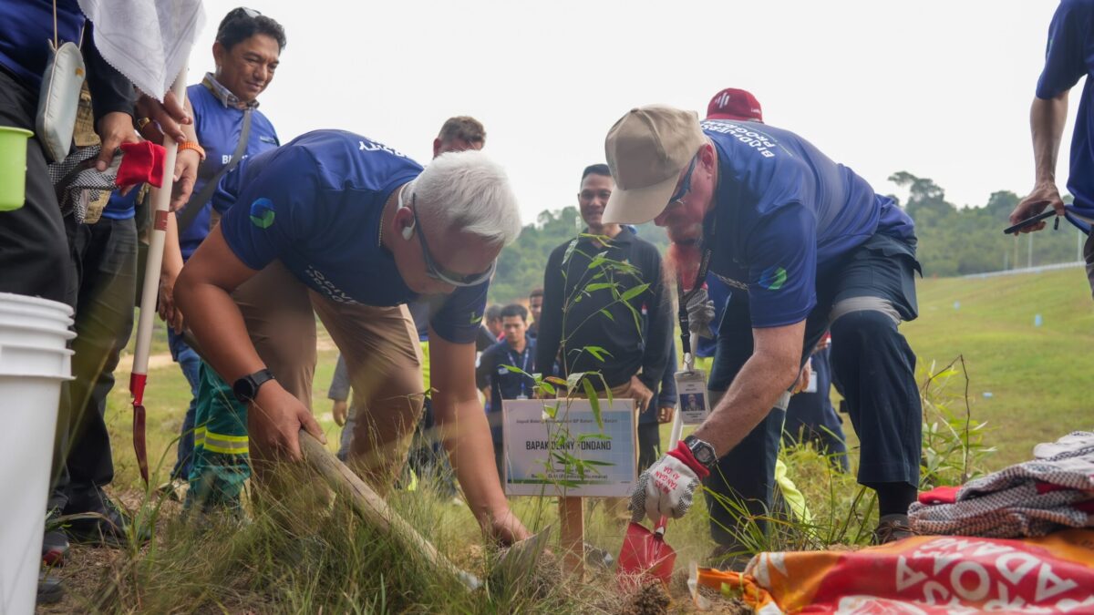BP Batam bersama PT McDermott Indonesia menanam 400 bibit Bambu Betung di kawasan Bendungan Sei Nongsa, Jumat (7/8/2026). Foto:Istimewa