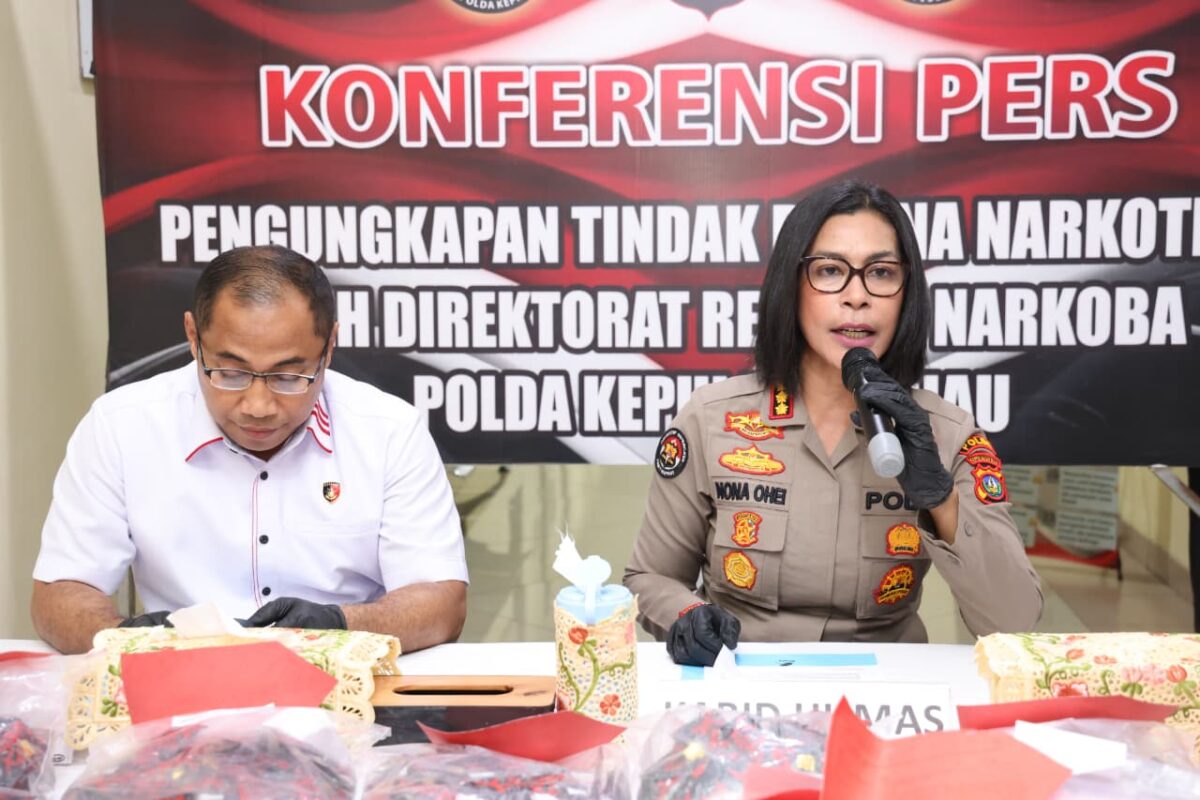 Dirresnarkoba Polda Kepri Kombes Pol Suyono didampingi Kabid Humas Polda Kepri Kombes Pol Dr. Nona Pricillia Ohei. Foto:Humas Polda Kepri
