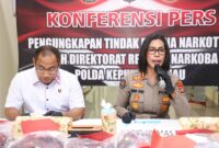 Dirresnarkoba Polda Kepri Kombes Pol Suyono didampingi Kabid Humas Polda Kepri Kombes Pol Dr. Nona Pricillia Ohei. Foto:Humas Polda Kepri