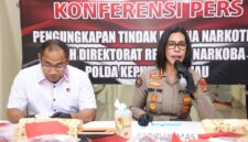 Dirresnarkoba Polda Kepri Kombes Pol Suyono didampingi Kabid Humas Polda Kepri Kombes Pol Dr. Nona Pricillia Ohei. Foto:Humas Polda Kepri