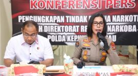 Dirresnarkoba Polda Kepri Kombes Pol Suyono didampingi Kabid Humas Polda Kepri Kombes Pol Dr. Nona Pricillia Ohei. Foto:Humas Polda Kepri