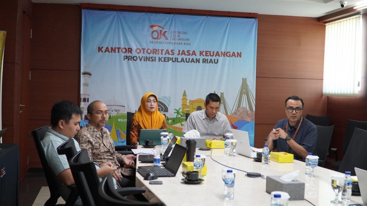 Kepala OJK Provinsi Kepulauan Riau, Sinar Danandjaya tengah. Foto:Istimewa