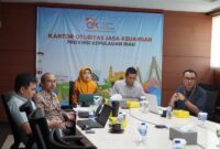 Kepala OJK Provinsi Kepulauan Riau, Sinar Danandjaya tengah. Foto:Istimewa